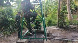 Satgas TMMD/129 dalam pembangunan sumur bor lengkap dengan tower tandon air di Kampung Kreatif Pelangi, RT 30 RW 07, Kelurahan Talang Betutu.
