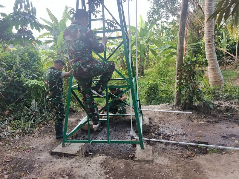 Satgas TMMD/129 dalam pembangunan sumur bor lengkap dengan tower tandon air di Kampung Kreatif Pelangi, RT 30 RW 07, Kelurahan Talang Betutu.