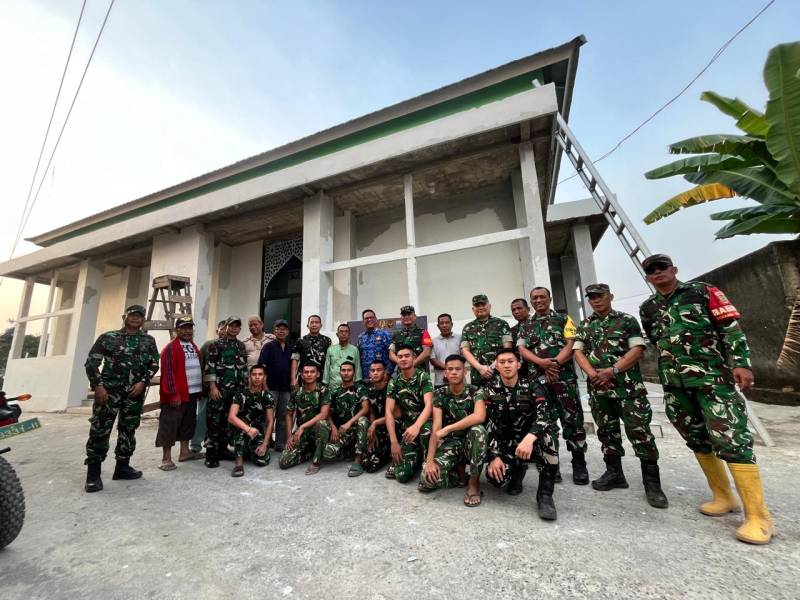 Suasana penuh keakraban dan kekeluargaan mewarnai kunjungan Ketua Tim Pengawasan dan Evaluasi [Wasev] TMMD, Kolonel Inf Andi M Ali, saat meninjau pelaksanaan Program TNI Manunggal Membangun Desa [TMMD] ke-129 Kodim 0418/Palembang di sejumlah sasaran fisik.