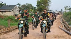 Medan yang tidak mudah dijangkau tak menjadi penghalang bagi Ketua Tim Pengawasan dan Evaluasi [Wasev] TNI Manunggal Membangun Desa [TMMD] ke-129, Kolonel Inf Andi M Ali, untuk memastikan langsung pelaksanaan pembangunan jalan sepanjang 750 meter di Kelurahan Talang Jambe, Kecamatan Sukarami, Kota Palembang.