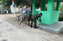 Di tengah waktu pelaksanaan yang semakin mendekati akhir, prajurit TNI dan warga terus bergandengan tangan menyelesaikan berbagai pekerjaan fisik yang menjadi bagian dari program TMMD di wilayah Kelurahan Talang Jambe, Kecamatan Sukarami, Palembang.