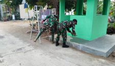 Di tengah waktu pelaksanaan yang semakin mendekati akhir, prajurit TNI dan warga terus bergandengan tangan menyelesaikan berbagai pekerjaan fisik yang menjadi bagian dari program TMMD di wilayah Kelurahan Talang Jambe, Kecamatan Sukarami, Palembang.