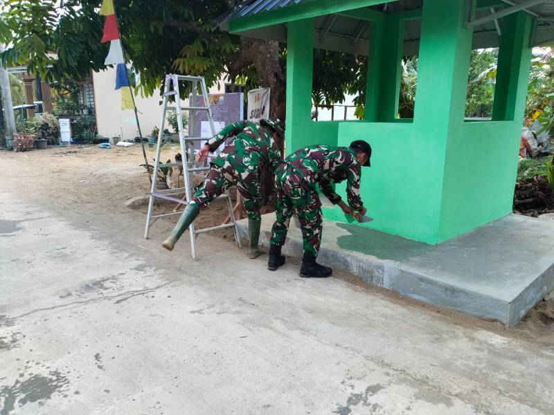 Di tengah waktu pelaksanaan yang semakin mendekati akhir, prajurit TNI dan warga terus bergandengan tangan menyelesaikan berbagai pekerjaan fisik yang menjadi bagian dari program TMMD di wilayah Kelurahan Talang Jambe, Kecamatan Sukarami, Palembang.