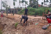 Memasuki hari ke-24 pelaksanaan TNI Manunggal Membangun Desa [TMMD], personel Satgas bersama masyarakat masih fokus mengerjakan pembangunan jalan tersebut.