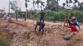 Memasuki hari ke-24 pelaksanaan TNI Manunggal Membangun Desa [TMMD], personel Satgas bersama masyarakat masih fokus mengerjakan pembangunan jalan tersebut.