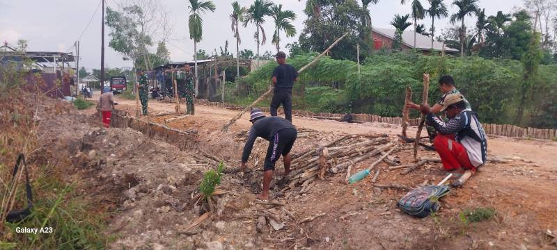 Memasuki hari ke-24 pelaksanaan TNI Manunggal Membangun Desa [TMMD], personel Satgas bersama masyarakat masih fokus mengerjakan pembangunan jalan tersebut.