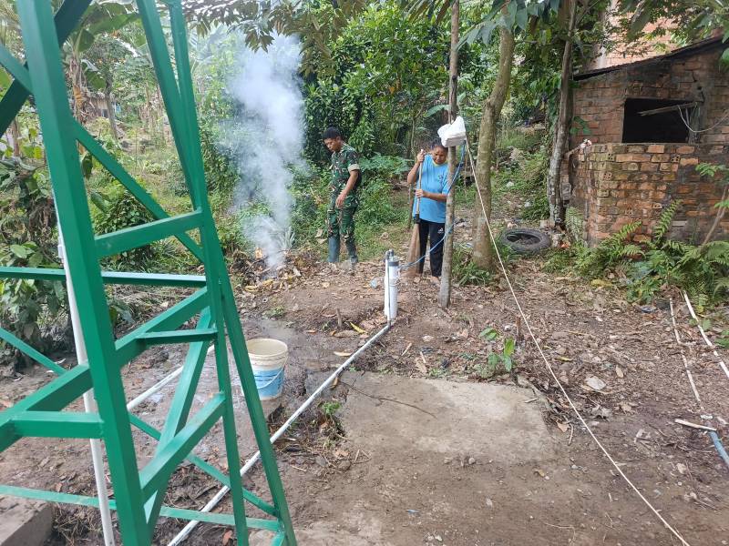 Memasuki hari ke-24, Satgas TMMD kembali melakukan pemeriksaan terhadap fasilitas sumur bor yang dibangun di Kampung Kreatif Pelangi, RT 30 RW 07, Kelurahan Talang Betutu.