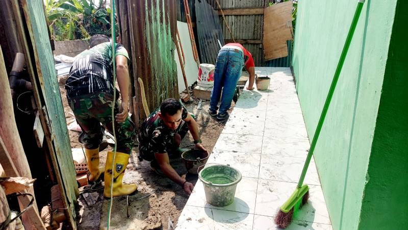 Rumah tidak layak huni [RTLH] milik Ibu Sriyanti di Jalan Nurdin Panji, RT 08 RW 04, Kelurahan Sukamaju, Kecamatan Sako, Palembang, kini memasuki tahap akhir rehabilitasi melalui program TMMD ke-129 Kodim 0418/Palembang.