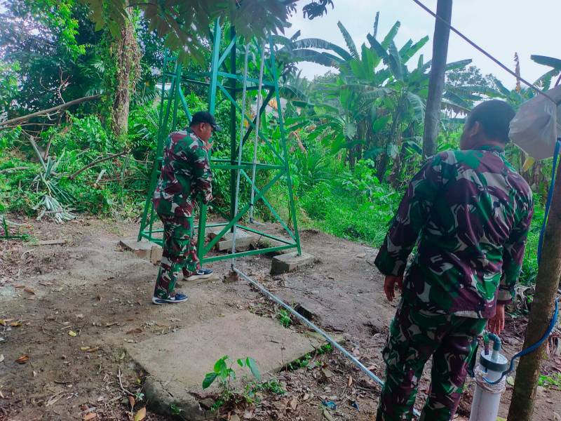 Memasuki hari ke-24 pelaksanaan TMMD, personel Satgas melakukan pemeriksaan sumur bor dan tower tandon air yang berada di Kampung Kreatif, Kelurahan Talang Betutu, Palembang.