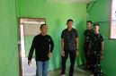 Memasuki hari ke-24 pelaksanaan TMMD, Wadan Satgas TMMD ke-129 Kodim 0418/Palembang, Letkol Inf Dery Septriandi ST MM MHan, turun langsung meninjau pengerjaan RTLH milik Bapak Fernando yang masuk dalam sasaran 11.