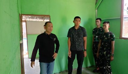 Memasuki hari ke-24 pelaksanaan TMMD, Wadan Satgas TMMD ke-129 Kodim 0418/Palembang, Letkol Inf Dery Septriandi ST MM MHan, turun langsung meninjau pengerjaan RTLH milik Bapak Fernando yang masuk dalam sasaran 11.