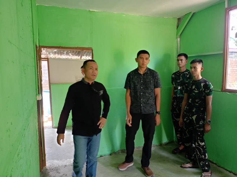 Memasuki hari ke-24 pelaksanaan TMMD, Wadan Satgas TMMD ke-129 Kodim 0418/Palembang, Letkol Inf Dery Septriandi ST MM MHan, turun langsung meninjau pengerjaan RTLH milik Bapak Fernando yang masuk dalam sasaran 11.