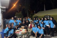 Sejumlah pemuda Karang Taruna bersama personel Satgas TMMD menghabiskan waktu dalam suasana santai dan penuh kekeluargaan.