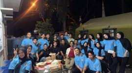 Sejumlah pemuda Karang Taruna bersama personel Satgas TMMD menghabiskan waktu dalam suasana santai dan penuh kekeluargaan.