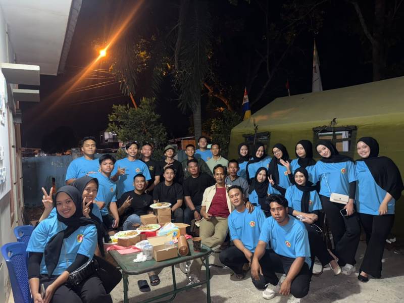 Sejumlah pemuda Karang Taruna bersama personel Satgas TMMD menghabiskan waktu dalam suasana santai dan penuh kekeluargaan.