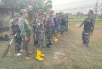 Menjelang berakhirnya pelaksanaan TNI Manunggal Membangun Desa [TMMD] ke-129, Satgas TMMD bersama anggota Kodim 0418/Palembang melaksanakan kegiatan pembersihan sebagai bagian dari persiapan menuju acara penutupan program.