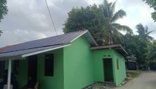 Memasuki hari ke-26 pelaksanaan TMMD, personel Satgas melakukan pembersihan di sekitar rumah Pak Karyo yang menjadi salah satu sasaran rehabilitasi Rumah Tidak Layak Huni [RTLH].