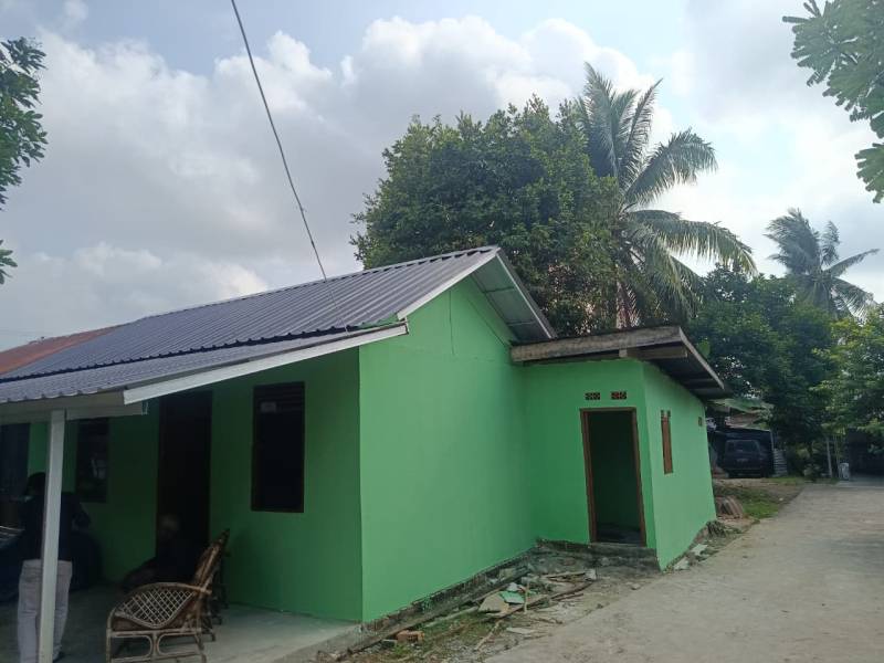 Memasuki hari ke-26 pelaksanaan TMMD, personel Satgas melakukan pembersihan di sekitar rumah Pak Karyo yang menjadi salah satu sasaran rehabilitasi Rumah Tidak Layak Huni [RTLH].
