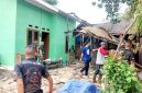 Memasuki hari ke-26, Senin 10 Agustus 2026, personel Satgas bersama masyarakat melaksanakan pekerjaan finishing sekaligus pembongkaran bagian depan teras rumah sebagai bagian dari penyempurnaan hasil rehabilitasi.
