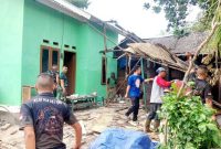 Memasuki hari ke-26, Senin 10 Agustus 2026, personel Satgas bersama masyarakat melaksanakan pekerjaan finishing sekaligus pembongkaran bagian depan teras rumah sebagai bagian dari penyempurnaan hasil rehabilitasi.