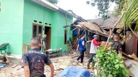 Memasuki hari ke-26, Senin 10 Agustus 2026, personel Satgas bersama masyarakat melaksanakan pekerjaan finishing sekaligus pembongkaran bagian depan teras rumah sebagai bagian dari penyempurnaan hasil rehabilitasi.