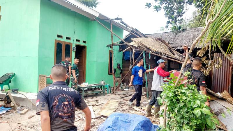 Memasuki hari ke-26, Senin 10 Agustus 2026, personel Satgas bersama masyarakat melaksanakan pekerjaan finishing sekaligus pembongkaran bagian depan teras rumah sebagai bagian dari penyempurnaan hasil rehabilitasi.