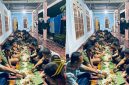 Di sela-sela pelaksanaan tugas TMMD ke-129, personel Satgas makan malam bersama warga sebagai bentuk mempererat hubungan dan kemanunggalan TNI dengan rakyat.