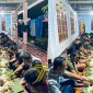Di sela-sela pelaksanaan tugas TMMD ke-129, personel Satgas makan malam bersama warga sebagai bentuk mempererat hubungan dan kemanunggalan TNI dengan rakyat.