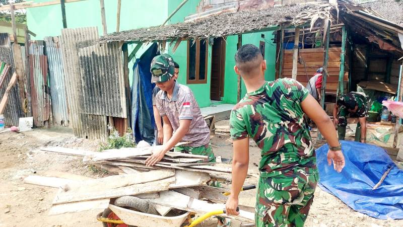 Pengerjaan rehabilitasi Rumah Tidak Layak Huni [RTLH] milik Ibu Sriyanti di Jalan Nurdin Panji, RT 08 RW 04, Kelurahan Sukamaju, Kecamatan Sako, Palembang, Senin 10 Agustus 2026.