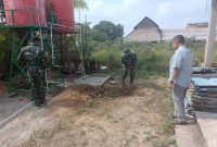 Menjelang penutupan TMMD ke-129 Kodim 0418/Palembang, pembangunan sumur bor di Musola Hidayatullah, Sasaran 12 Titik 4, RT 14, Lorong Bersama, Kelurahan Talang Betutu, terus memasuki tahap akhir dan penyempurnaan.