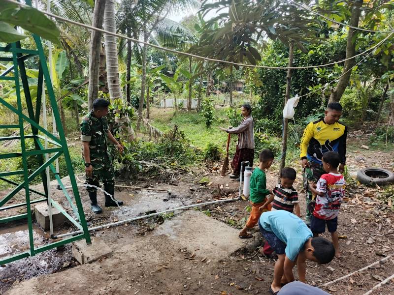 Menjelang penutupan program TNI Manunggal Membangun Desa [TMMD] ke-129 Kodim 0418/Palembang, kebahagiaan terpancar dari wajah warga dan anak-anak Kampung Kreatif Pelangi,  Kelurahan Talang Betutu, Kota Palembang.