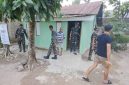 Memasuki tahap akhir pelaksanaan TMMD, personel Satgas melanjutkan kegiatan dengan membersihkan lingkungan sekitar rumah.