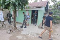 Memasuki tahap akhir pelaksanaan TMMD, personel Satgas melanjutkan kegiatan dengan membersihkan lingkungan sekitar rumah.