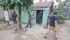 Memasuki tahap akhir pelaksanaan TMMD, personel Satgas melanjutkan kegiatan dengan membersihkan lingkungan sekitar rumah.