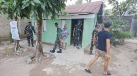 Memasuki tahap akhir pelaksanaan TMMD, personel Satgas melanjutkan kegiatan dengan membersihkan lingkungan sekitar rumah.