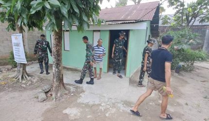 Memasuki tahap akhir pelaksanaan TMMD, personel Satgas melanjutkan kegiatan dengan membersihkan lingkungan sekitar rumah.