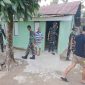 Memasuki tahap akhir pelaksanaan TMMD, personel Satgas melanjutkan kegiatan dengan membersihkan lingkungan sekitar rumah.