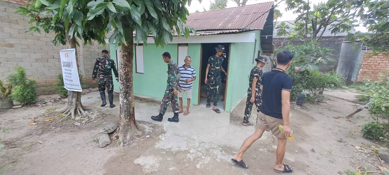 Memasuki tahap akhir pelaksanaan TMMD, personel Satgas melanjutkan kegiatan dengan membersihkan lingkungan sekitar rumah.