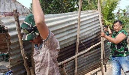 Sasaran rehabilitasi Rumah Tidak Layak Huni [RTLH] milik Ibu Sriyanti, yang berada di Jalan Nurdin Panji, Kelurahan Sukarmaju, Kota Palembang. Pada Selasa 11 Agustus 2026, personel Satgas TMMD melaksanakan kegiatan pembersihan dan merapikan halaman rumah tersebut.