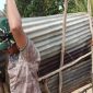 Sasaran rehabilitasi Rumah Tidak Layak Huni [RTLH] milik Ibu Sriyanti, yang berada di Jalan Nurdin Panji, Kelurahan Sukarmaju, Kota Palembang. Pada Selasa 11 Agustus 2026, personel Satgas TMMD melaksanakan kegiatan pembersihan dan merapikan halaman rumah tersebut.