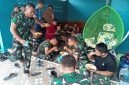 Memasuki penghujung pelaksanaan program TMMD, personel Satgas menyempatkan diri makan siang bersama warga di salah satu rumah masyarakat, Selasa 11 Agustus 2026.
