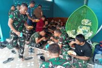 Memasuki penghujung pelaksanaan program TMMD, personel Satgas menyempatkan diri makan siang bersama warga di salah satu rumah masyarakat, Selasa 11 Agustus 2026.