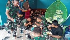 Memasuki penghujung pelaksanaan program TMMD, personel Satgas menyempatkan diri makan siang bersama warga di salah satu rumah masyarakat, Selasa 11 Agustus 2026.