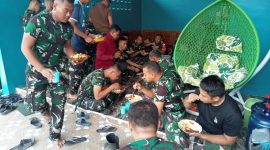 Memasuki penghujung pelaksanaan program TMMD, personel Satgas menyempatkan diri makan siang bersama warga di salah satu rumah masyarakat, Selasa 11 Agustus 2026.