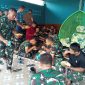 Memasuki penghujung pelaksanaan program TMMD, personel Satgas menyempatkan diri makan siang bersama warga di salah satu rumah masyarakat, Selasa 11 Agustus 2026.