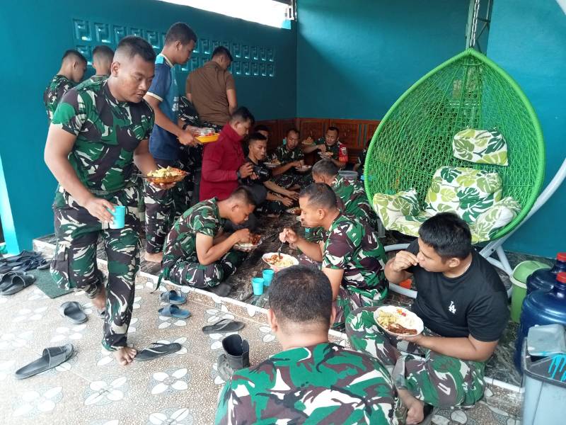 Memasuki penghujung pelaksanaan program TMMD, personel Satgas menyempatkan diri makan siang bersama warga di salah satu rumah masyarakat, Selasa 11 Agustus 2026.