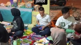 Satgas TMMD ke-129 Kodim 0418/Palembang bersama Karang Taruna terus mempersiapkan berbagai perlengkapan untuk menyukseskan perlombaan rakyat pada 17 Agustus 2026.