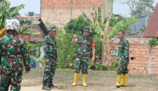 Wadansatgas TMMD ke-129 Kodim 0418/Palembang, Letkol Inf Dery Septriandi ST MM MHan turun langsung mengecek kesiapan lokasi yang akan digunakan untuk acara penutupan TMMD ke-129, Selasa 11 Agustus 2026.