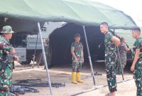 Wadansatgas TMMD ke-129 Kodim 0418/Palembang, Letkol Inf Dery Septriandi ST MM MHan turun langsung mengecek pemasangan tenda di lokasi yang akan digunakan sebagai tempat pelaksanaan acara penutupan TMMD ke-129, di Kelurahan Talang Jambi, Kota Palembang, Selasa 11 Agustus 2026.