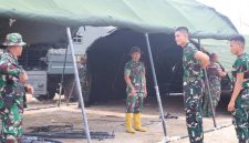 Wadansatgas TMMD ke-129 Kodim 0418/Palembang, Letkol Inf Dery Septriandi ST MM MHan turun langsung mengecek pemasangan tenda di lokasi yang akan digunakan sebagai tempat pelaksanaan acara penutupan TMMD ke-129, di Kelurahan Talang Jambi, Kota Palembang, Selasa 11 Agustus 2026.